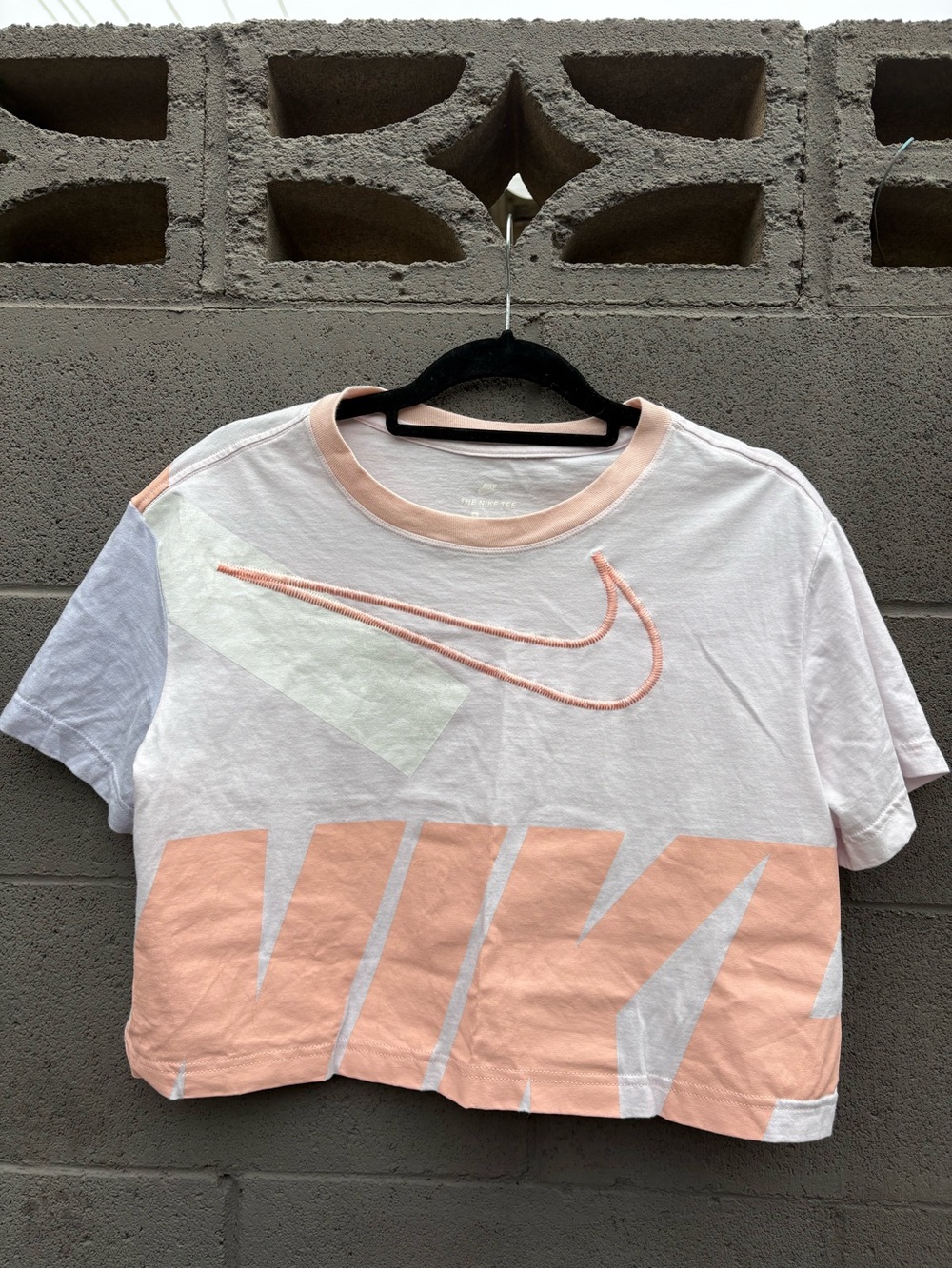 Nike Women’s Cropped Graphic Tee - White & Peach